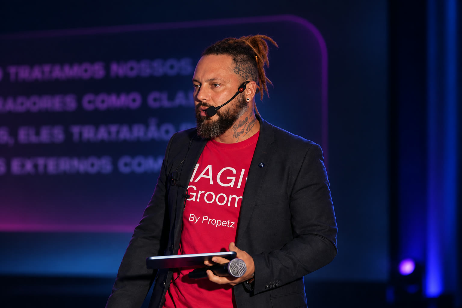 Marlon Vargas palestrando no palco para a plateia